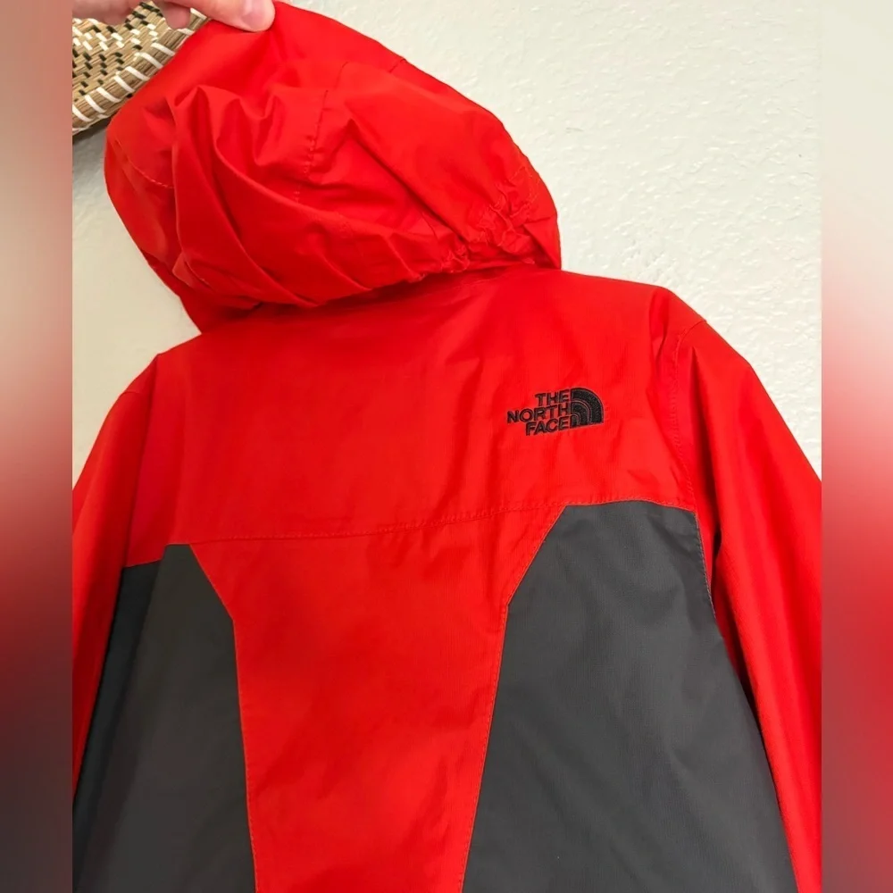 The North Face Boys Red Ski Jacket Hyvent Outer Layer Waterproof